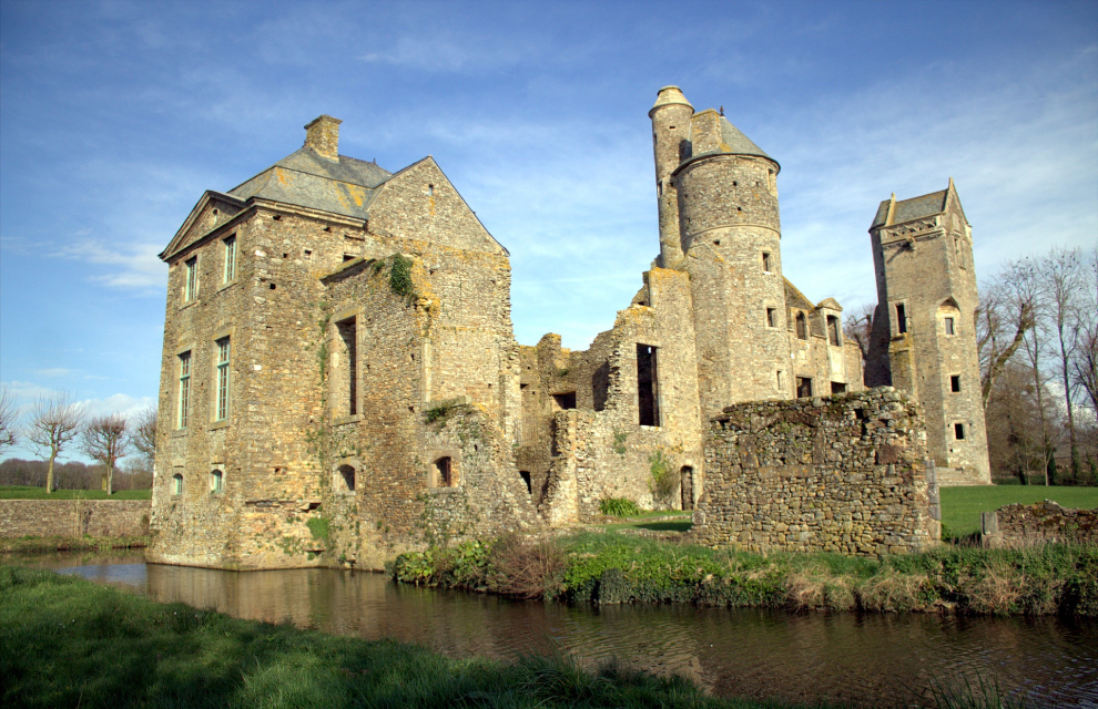 A medieval manor in ruin